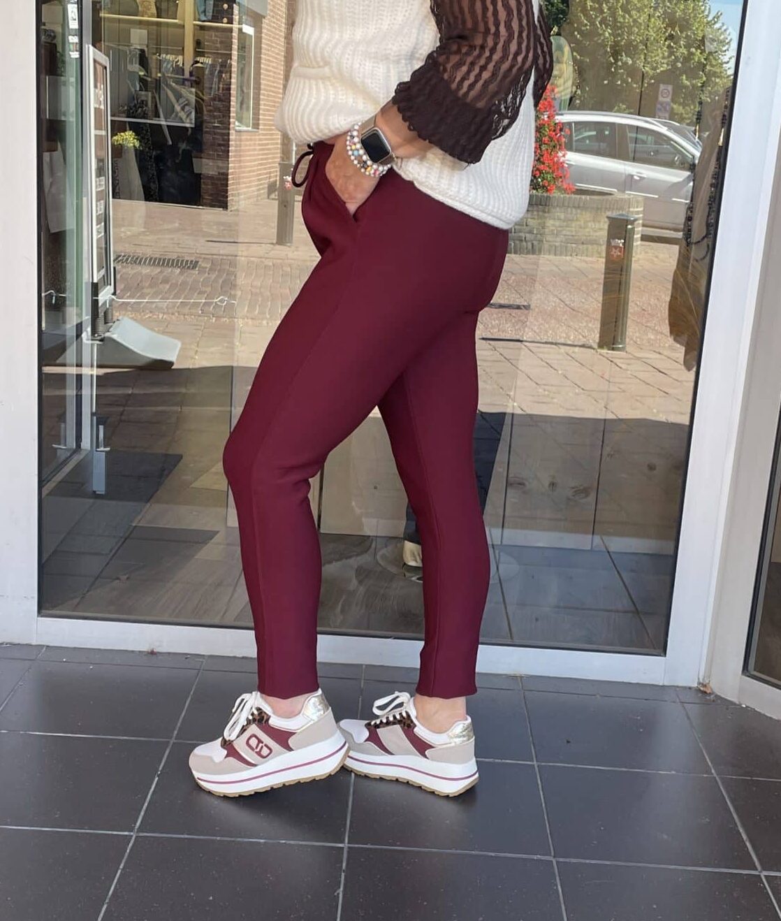 Alternative view of Chinobroek Sara Burgundy